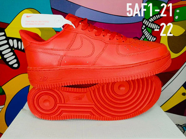 Caja con 24 pares de tenis Nike rojos para hombre 5AF1-21-22 - Zona Libre